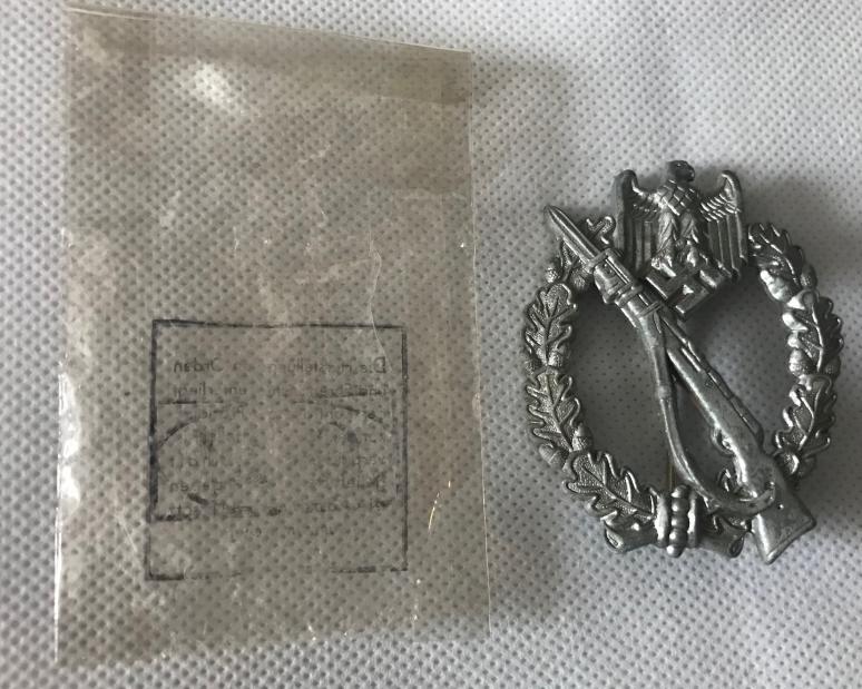 Infantry Assault Badge , silver grade , in LDO packet