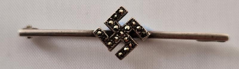 Swastika brooch in 800 silver.