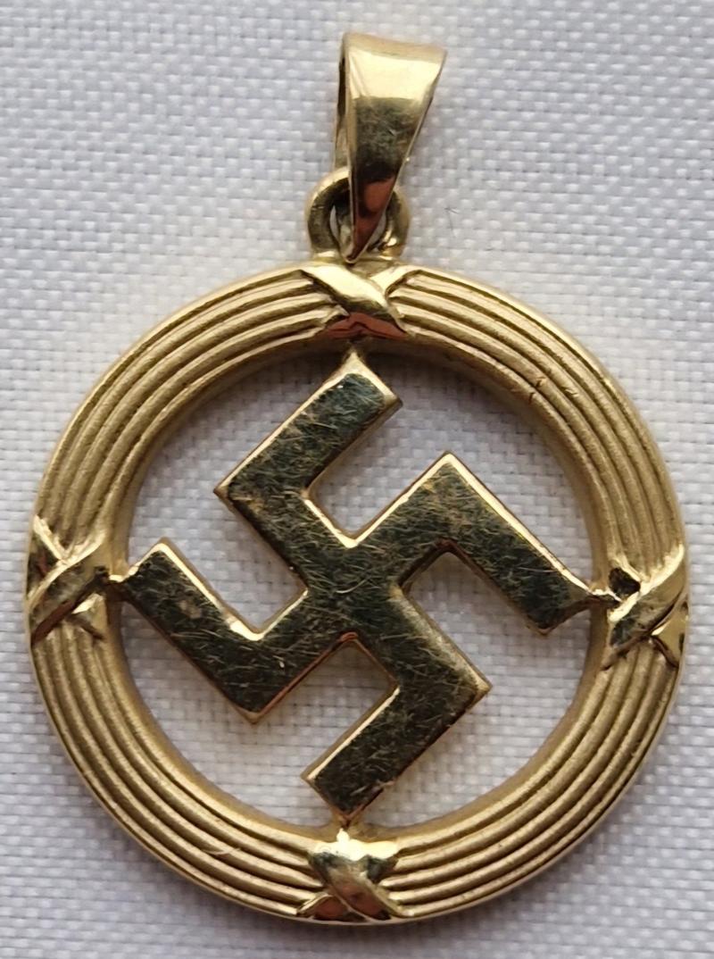 Early gold Nazi sympathiser swastika pendant mm 585 (14k gold).